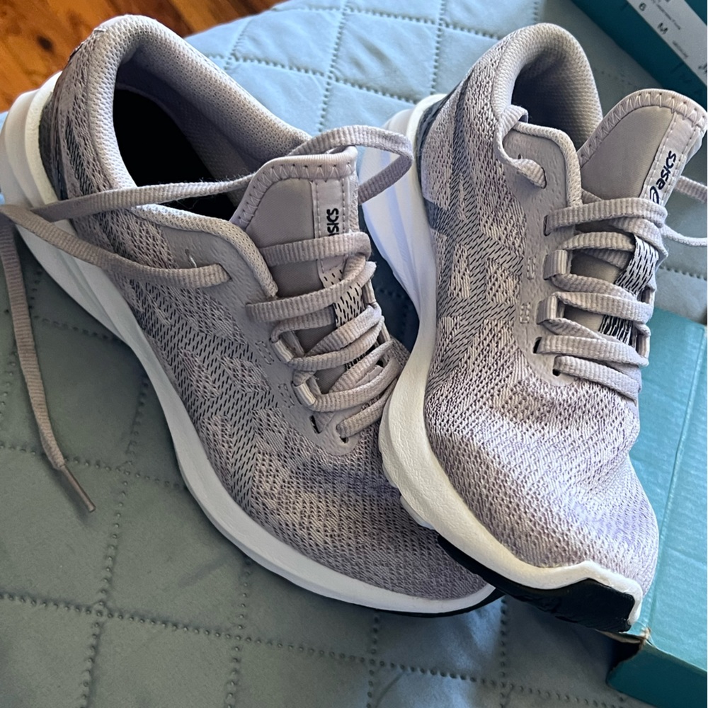 women’s walking sneakers